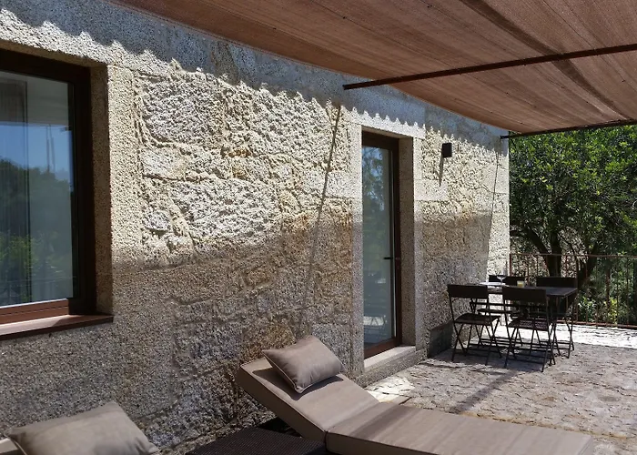 Casas Do Monte De Roques * Vila de Punhe